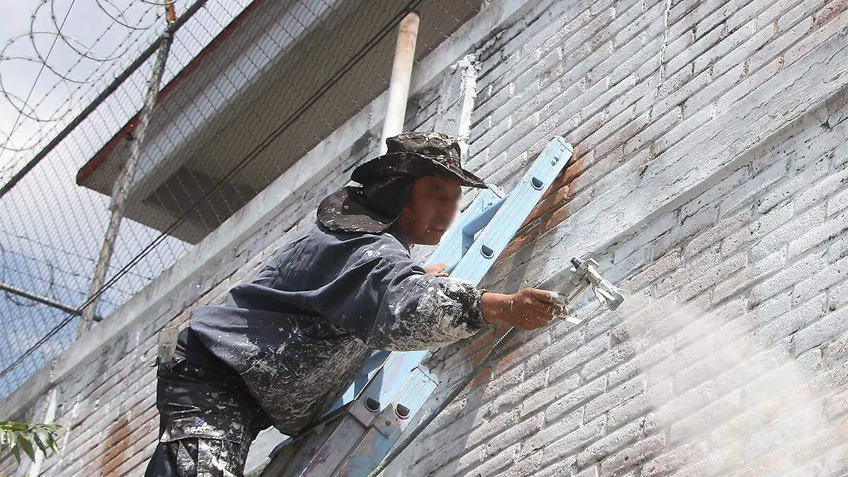 Hombre realizando tareas de mantenimiento